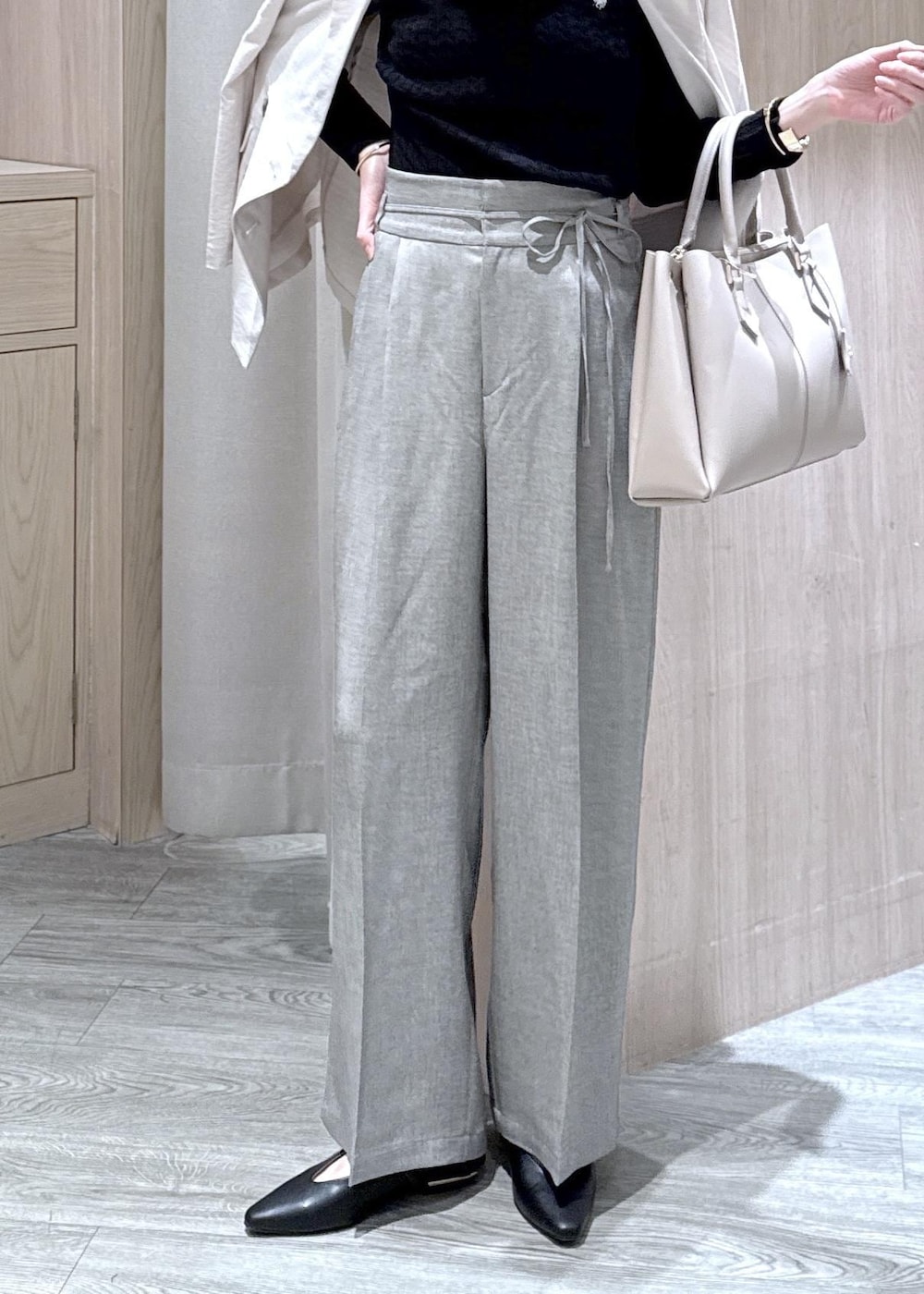 ブラック系のパンプス、グレー系のその他パンツ、ホワイト系のテーラードジャケットを着用したレディースの春コーディネートの7枚目の写真