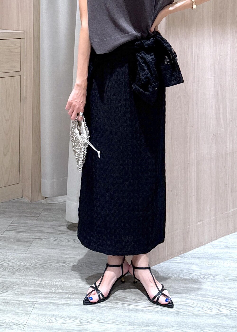 ブラック系のサンダル、シルバー系のハンドバッグ、ブラック系のシャツ/ブラウスを着用したレディースの夏コーディネートの7枚目の写真