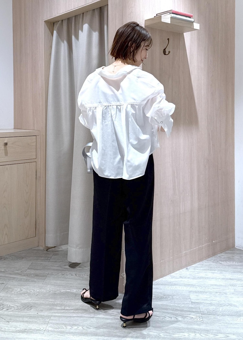 グレー系のタンクトップ、シルバー系のショルダーバッグ、ブラック系のサンダルを着用したレディースの春コーディネートの3枚目の写真