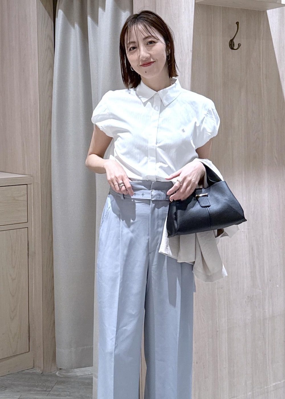 ブラック系のパンプス、ブラック系のショルダーバッグ、ブルー系のその他パンツを着用したレディースの春コーディネートの3枚目の写真