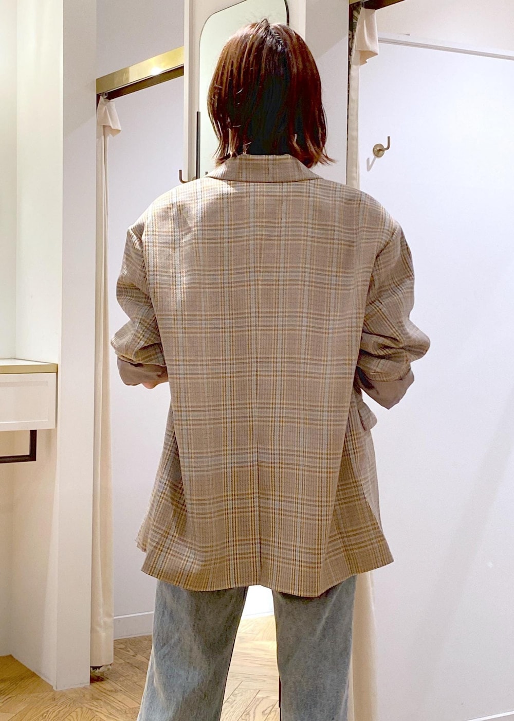 ブラック系のブーツ、ブラック系のTシャツ/カットソー、ブルー系のデニムパンツを着用したレディースの秋コーディネートの7枚目の写真