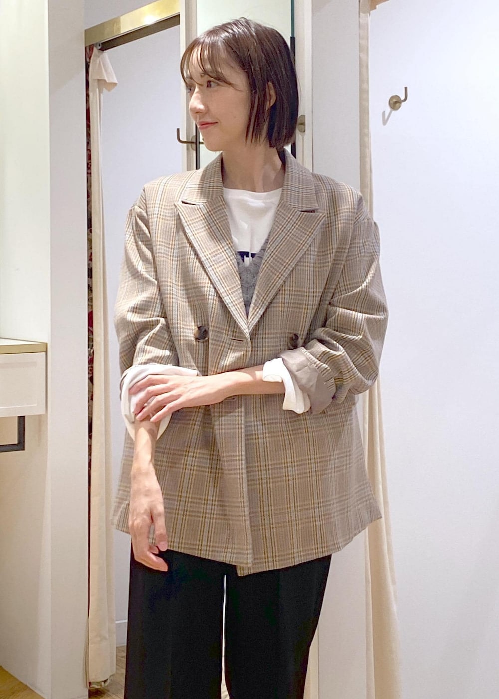 ブラック系のショルダーバッグ、ブラック系のバレエシューズ、ホワイト系のTシャツ/カットソーを着用したレディースの秋コーディネートの5枚目の写真