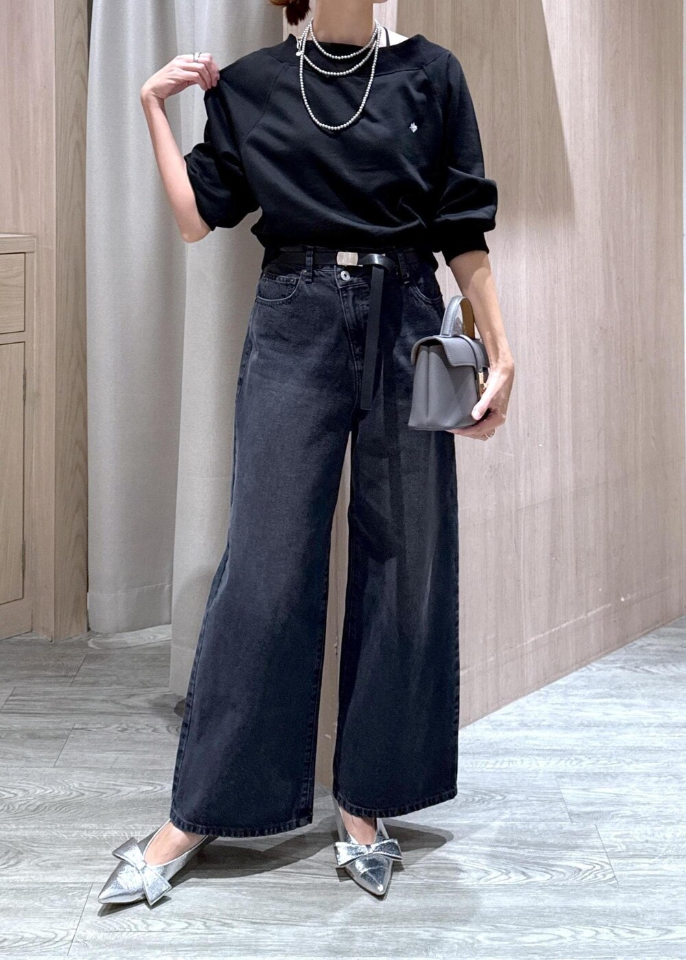 シルバー系のパンプス、ブラック系のキャミソール、グレー系のショルダーバッグを着用したレディースの秋コーディネートの4枚目の写真