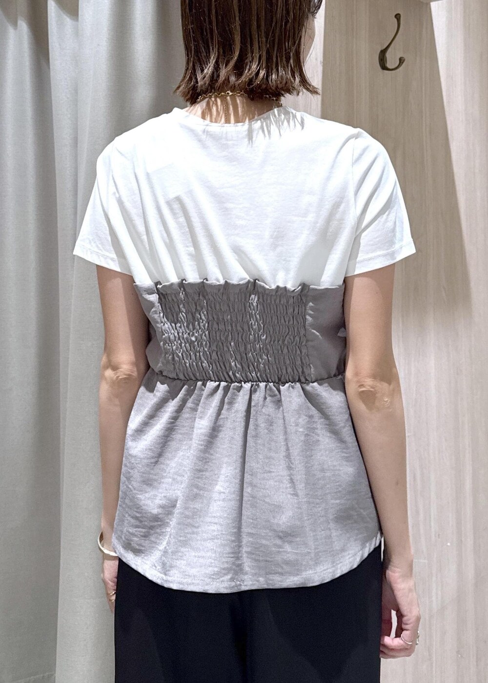 グレー系のTシャツ/カットソー、ブラック系のショルダーバッグ、ブラック系のその他パンツを着用したレディースの夏コーディネートの7枚目の写真