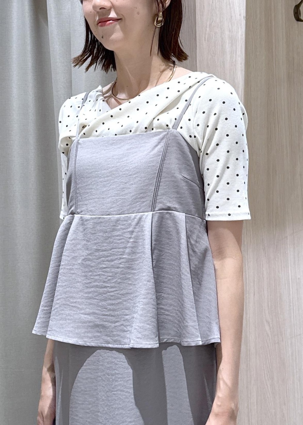 ブルー系のショルダーバッグ、ホワイト系のTシャツ/カットソー、グレー系のワンピースを着用したレディースの夏コーディネートの6枚目の写真