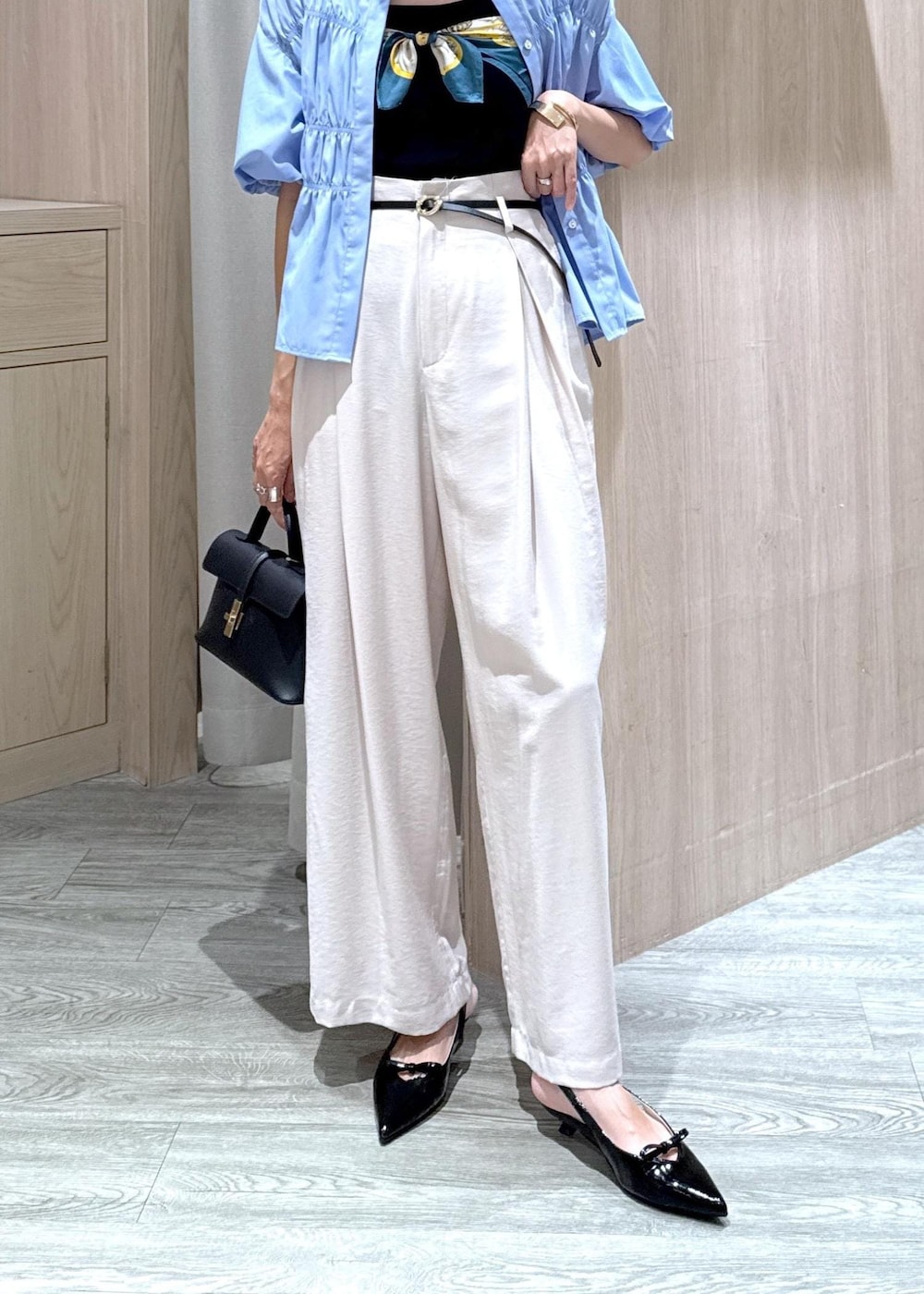 ブラック系のショルダーバッグ、ブラック系のキャミソール、ブラック系のパンプスを着用したレディースの夏コーディネートの4枚目の写真