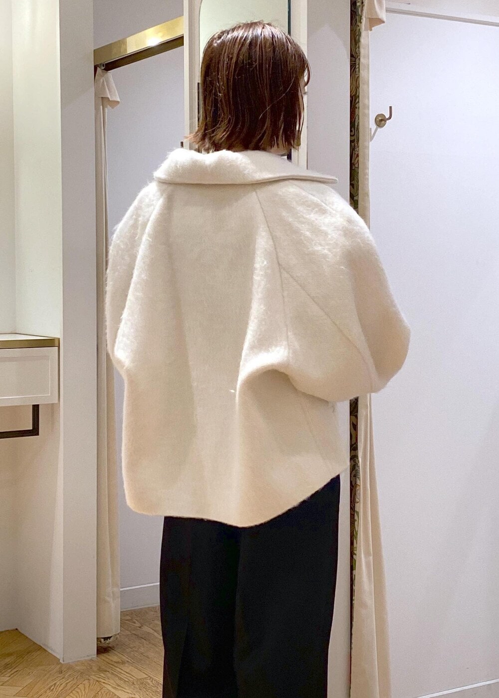 ブラック系のバレエシューズ、ホワイト系のその他アウター、ホワイト系のTシャツ/カットソーを着用したレディースの秋コーディネートの9枚目の写真
