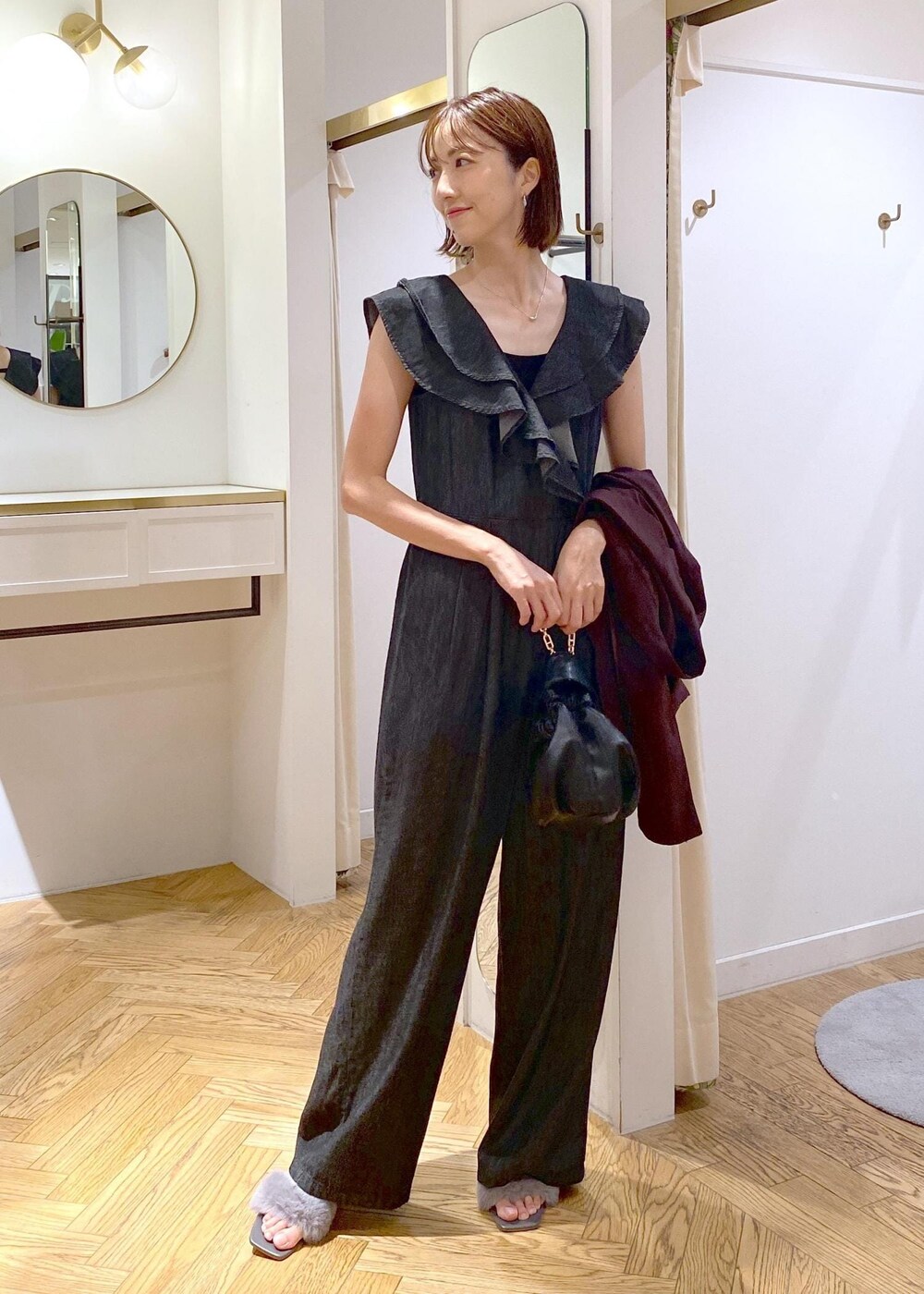 ブラック系のキャミソール、ブラック系のハンドバッグ、グレー系のドレスシューズを着用したレディースの夏コーディネートの4枚目の写真