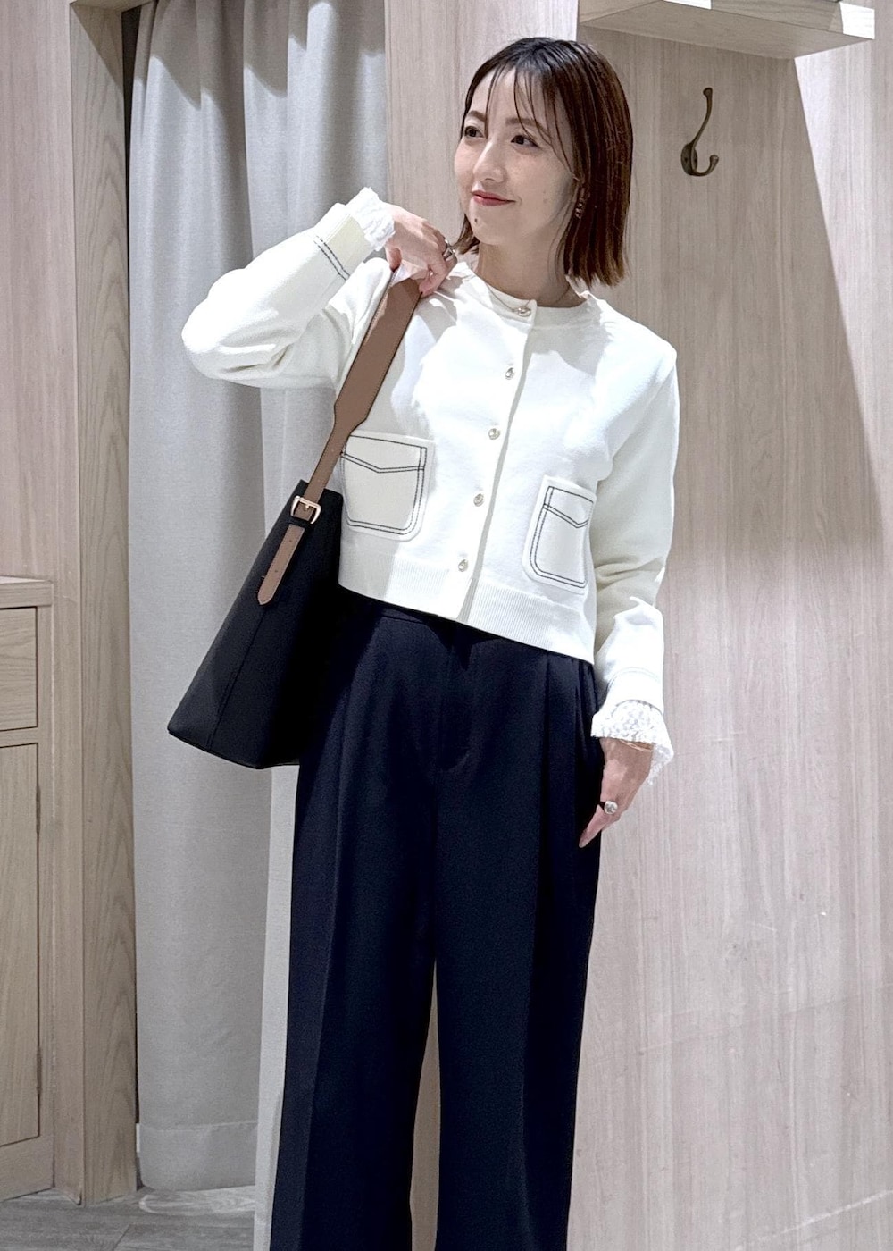 ブラック系のトートバッグ、ブルー系のその他パンツ、ブラック系のローファーを着用したレディースの冬コーディネートの2枚目の写真