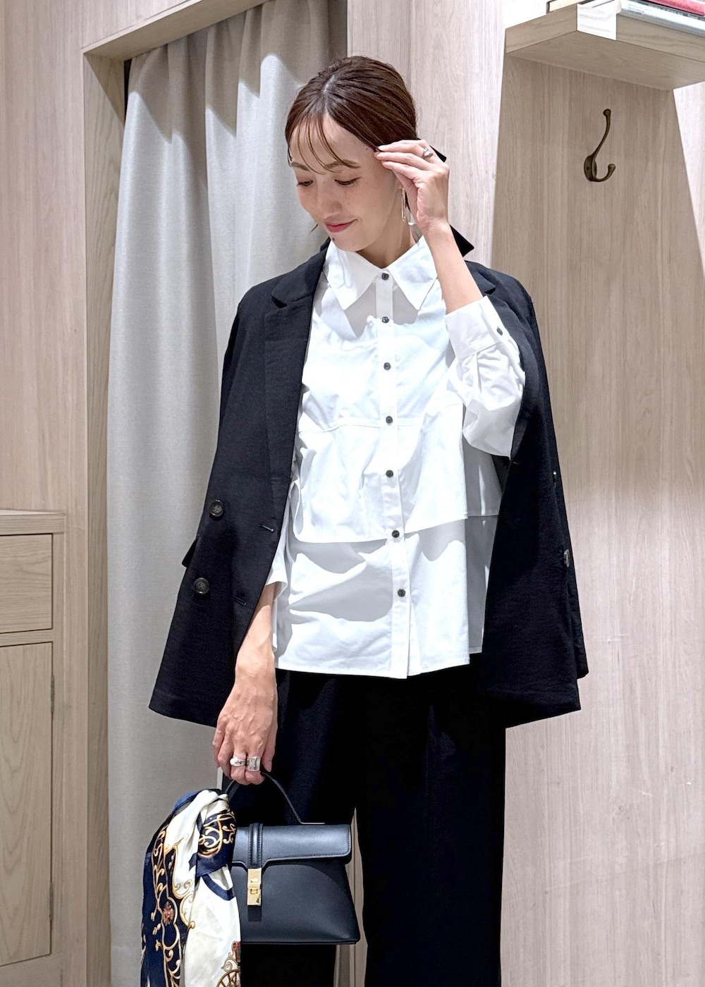 ブラック系のショルダーバッグ、ブラック系のパンプス、ブラック系のテーラードジャケットを着用したレディースの夏コーディネートの5枚目の写真