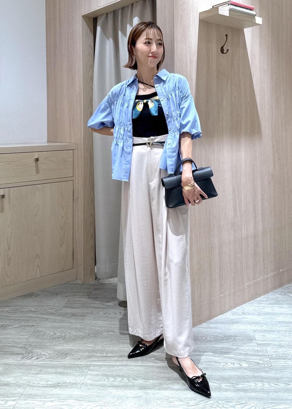 ブラック系のショルダーバッグ、ブラック系のキャミソール、ブラック系のパンプスを着用したレディースの夏コーディネートの3枚目の写真