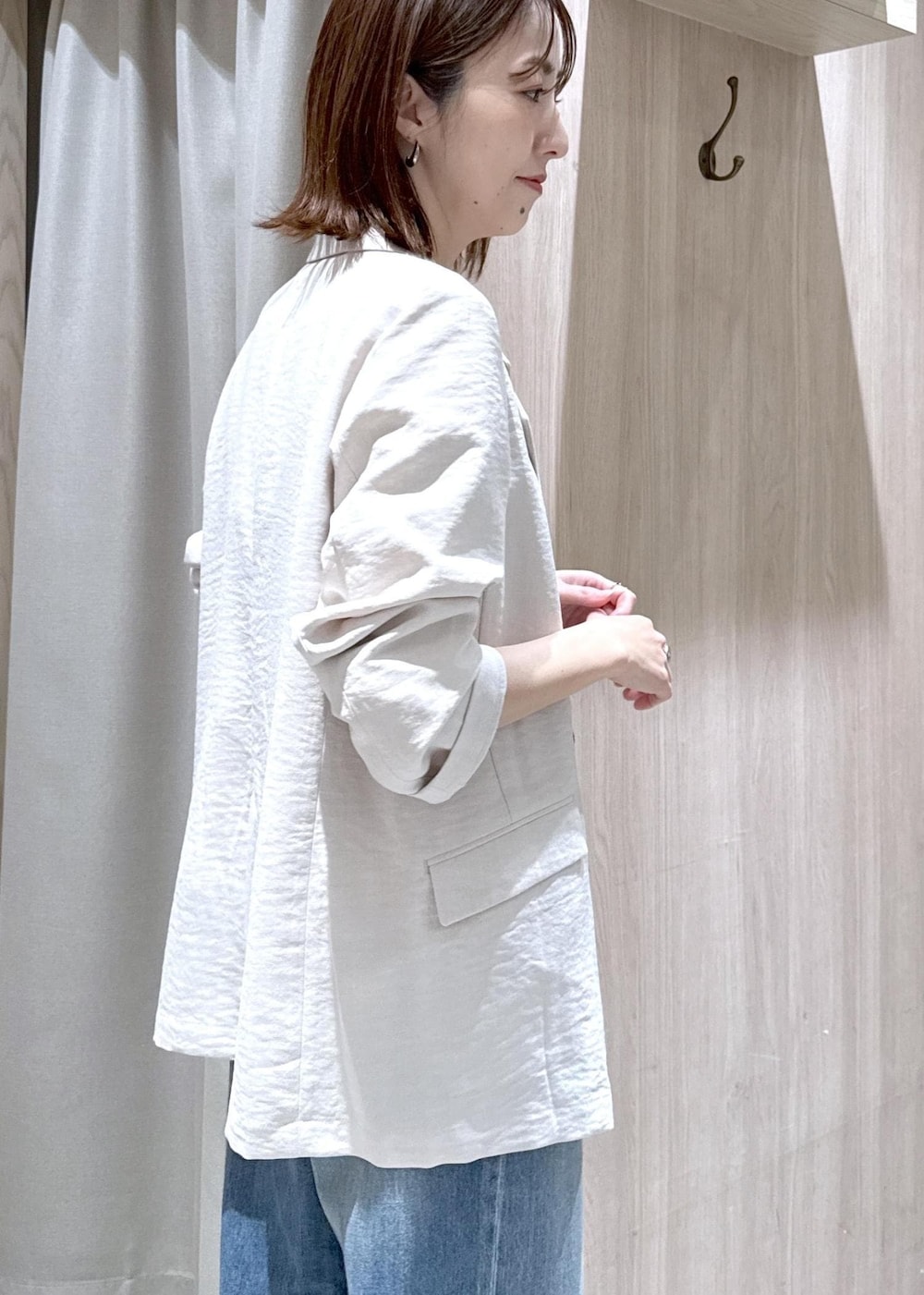 ホワイト系のトートバッグ、ブルー系のデニムパンツ、ホワイト系のシャツ/ブラウスを着用したレディースの春コーディネートの6枚目の写真