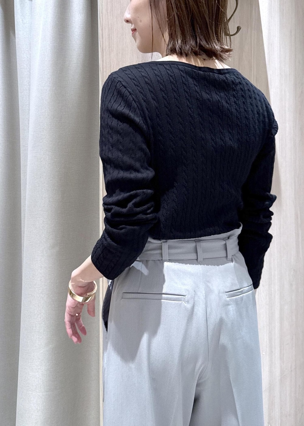 ブラック系のショルダーバッグ、ブルー系のデニムジャケット、グレー系のスラックスを着用したレディースの春コーディネートの7枚目の写真