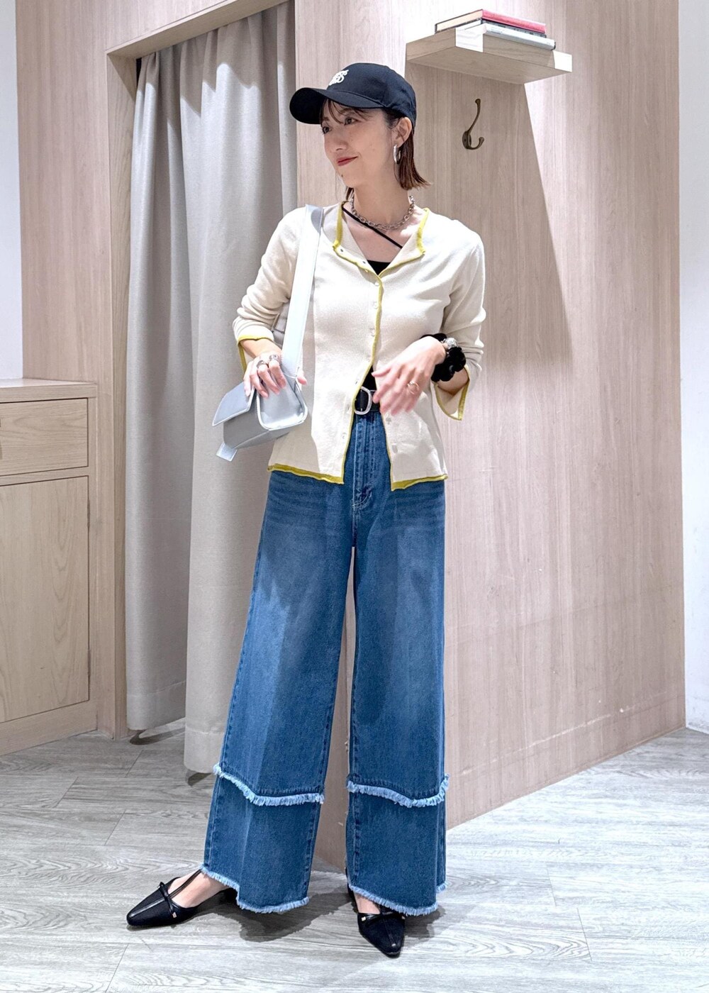 ブラック系のキャミソール、シルバー系のショルダーバッグ、ブラック系のパンプスを着用したレディースの秋コーディネートの6枚目の写真