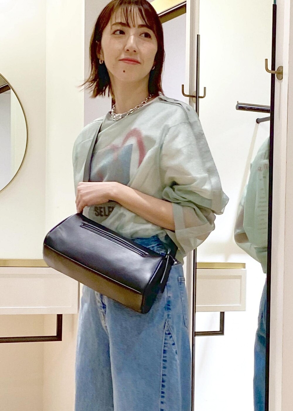 ブラック系のサンダル、ホワイト系のTシャツ/カットソー、グリーン系のシャツ/ブラウスを着用したレディースの春コーディネートの3枚目の写真