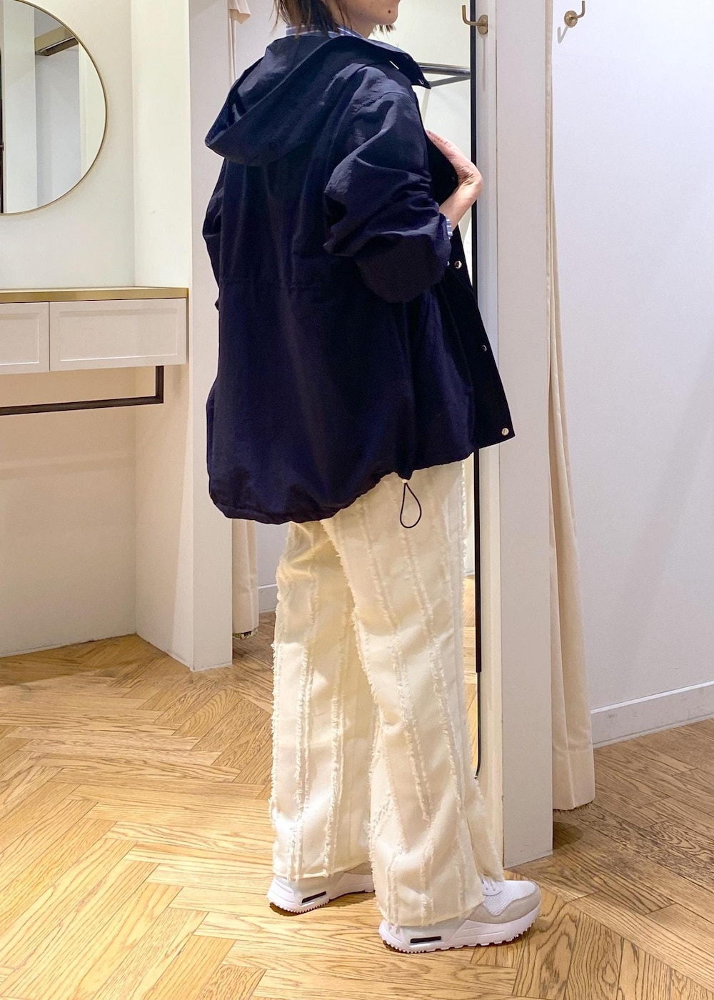 ホワイト系のキャミソール、ブルー系のシャツ/ブラウス、ブルー系のマウンテンパーカーを着用したレディースの春コーディネートの4枚目の写真