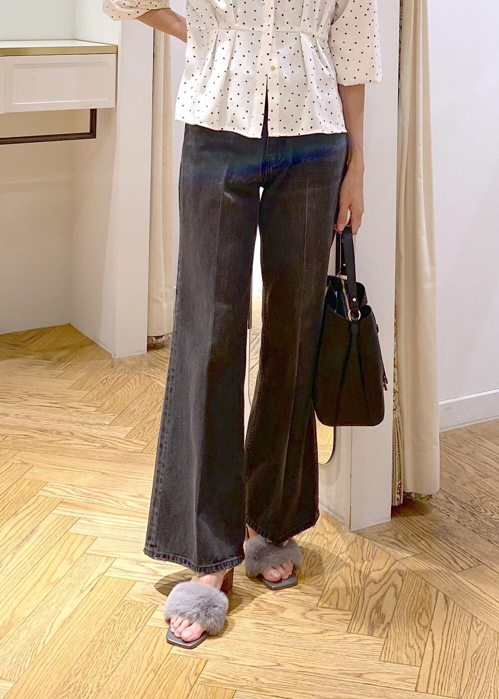 グレー系のドレスシューズ、ホワイト系のシャツ/ブラウス、ブラック系のデニムパンツを着用したレディースの夏コーディネートの6枚目の写真