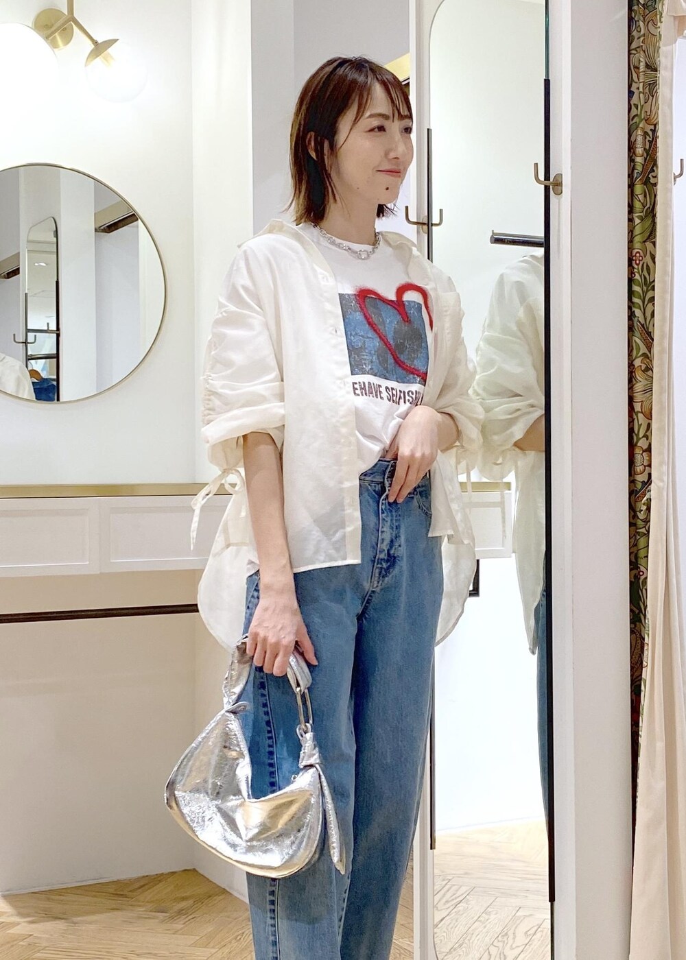 シルバー系のその他シューズ、ホワイト系のシャツ/ブラウス、ホワイト系のTシャツ/カットソーを着用したレディースの春コーディネートの3枚目の写真
