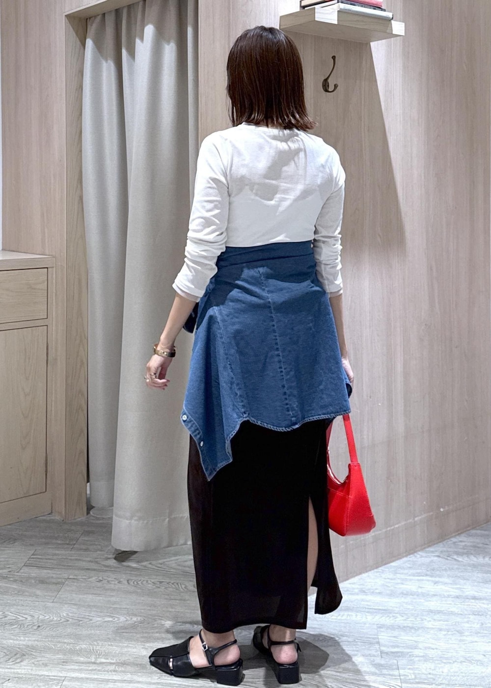 ホワイト系のTシャツ/カットソー、ブラウン系のスカート、ブルー系のシャツ/ブラウスを着用したレディースの秋コーディネートの3枚目の写真