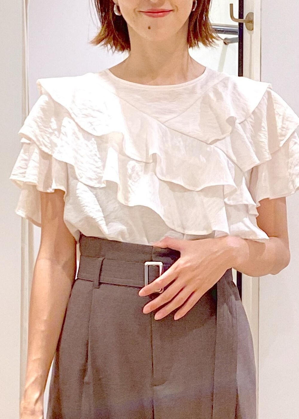 ホワイト系のシャツ/ブラウス、ブラック系のバレエシューズ、ブラック系のカーディガン/ボレロを着用したレディースの秋コーディネートの5枚目の写真