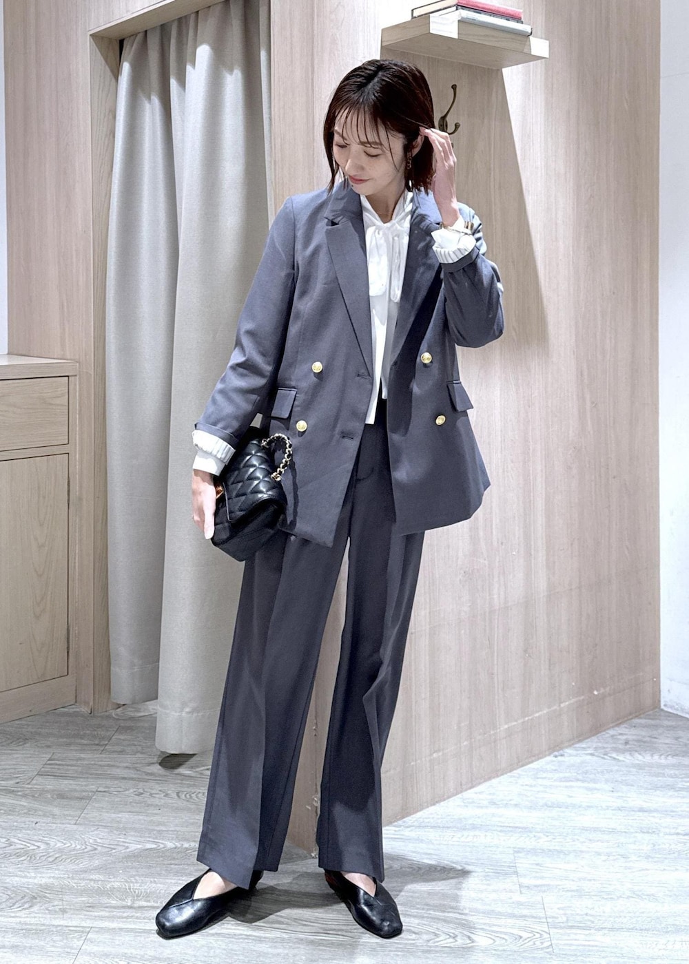 ブラック系のショルダーバッグ、グレー系のその他パンツ、グレー系のテーラードジャケットを着用したレディースの冬コーディネートの9枚目の写真