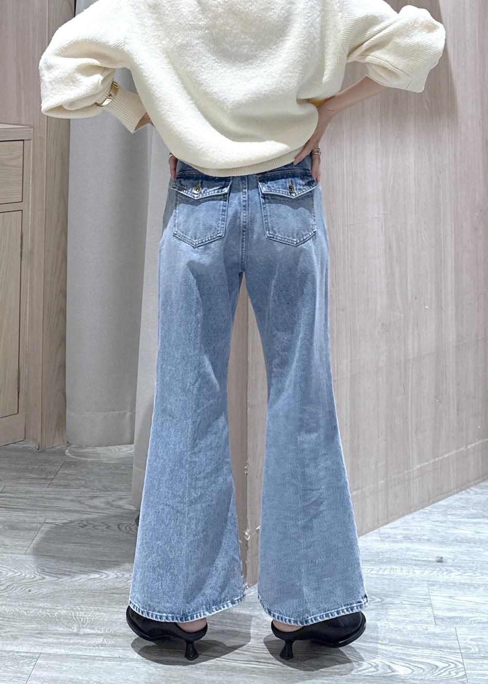 ホワイト系のダウンジャケット/コート、ブラック系のショルダーバッグ、ホワイト系のニット/セーターを着用したレディースの冬コーディネートの10枚目の写真