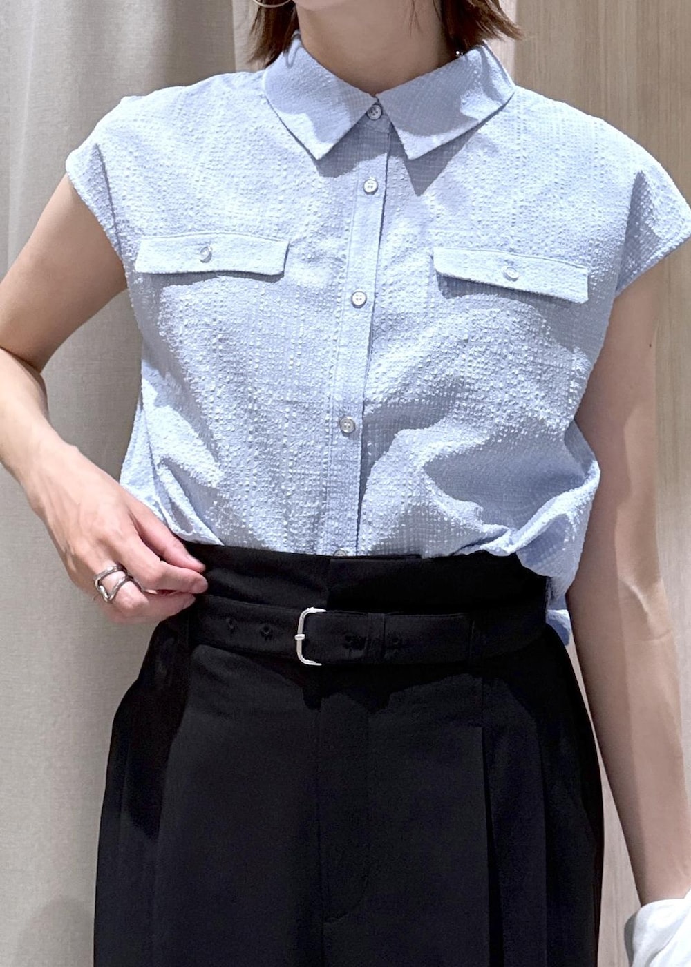ブラック系のパンプス、ホワイト系のハンドバッグ、ホワイト系のカーディガン/ボレロを着用したレディースの春コーディネートの9枚目の写真