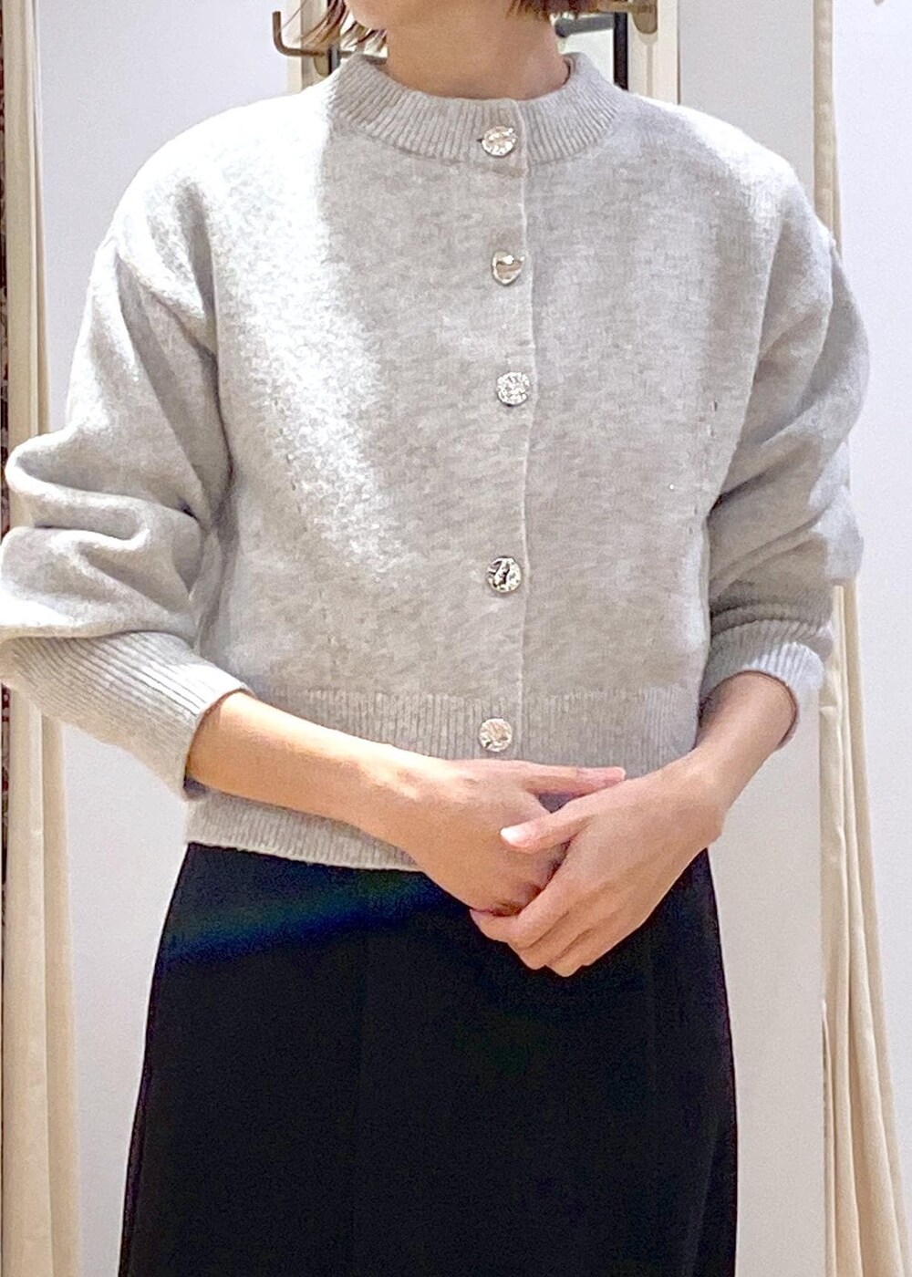 「キレイめカジュアル、大人シンプル、オフィスカジュアル、お仕事、仕事、通勤、きれいめ、きれいめシンプル、スカートコーデ、セレモニー、ママコーデ、カーディガンコーデ、羽織り、アウター、コート」｜「VISの【2WAY】ひねり金具ワンハンドルミニショルダーバッグ（ショルダーバッグ、グリーン系）」を使った、eric08さん（レディース・166cm）の冬コーディネートの10枚目の写真