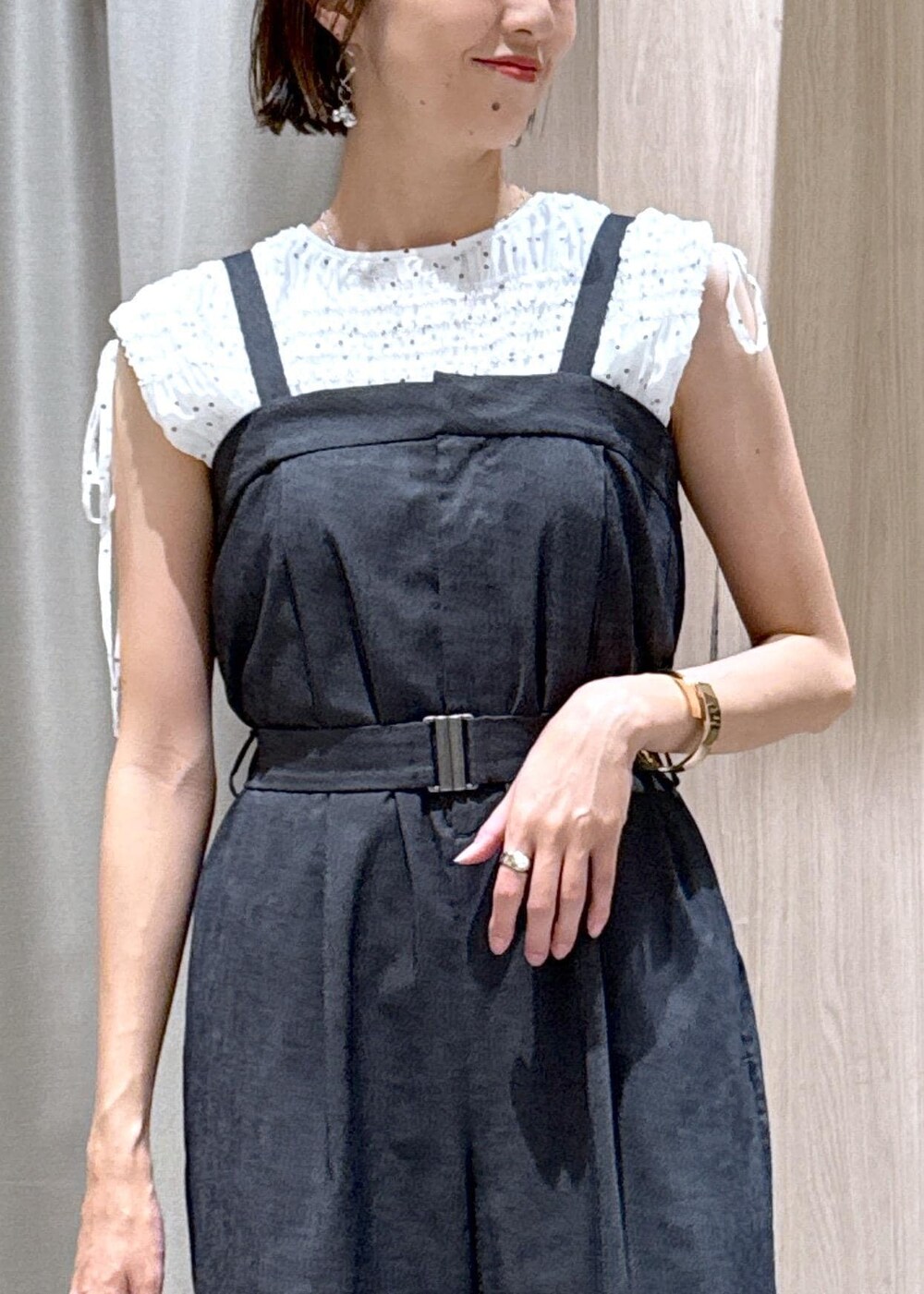 ホワイト系のキャミソール、ホワイト系のシャツ/ブラウス、グリーン系のハンドバッグを着用したレディースの夏コーディネートの8枚目の写真