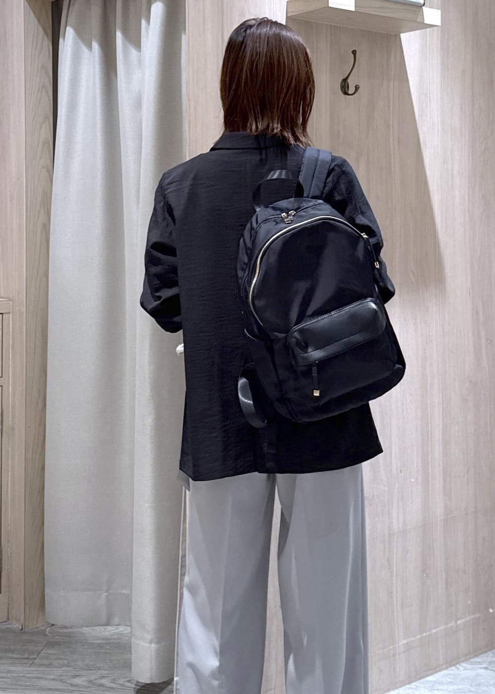 ホワイト系のTシャツ/カットソー、ブラック系のパンプス、ブラック系のバックパック/リュックを着用したレディースの春コーディネートの5枚目の写真