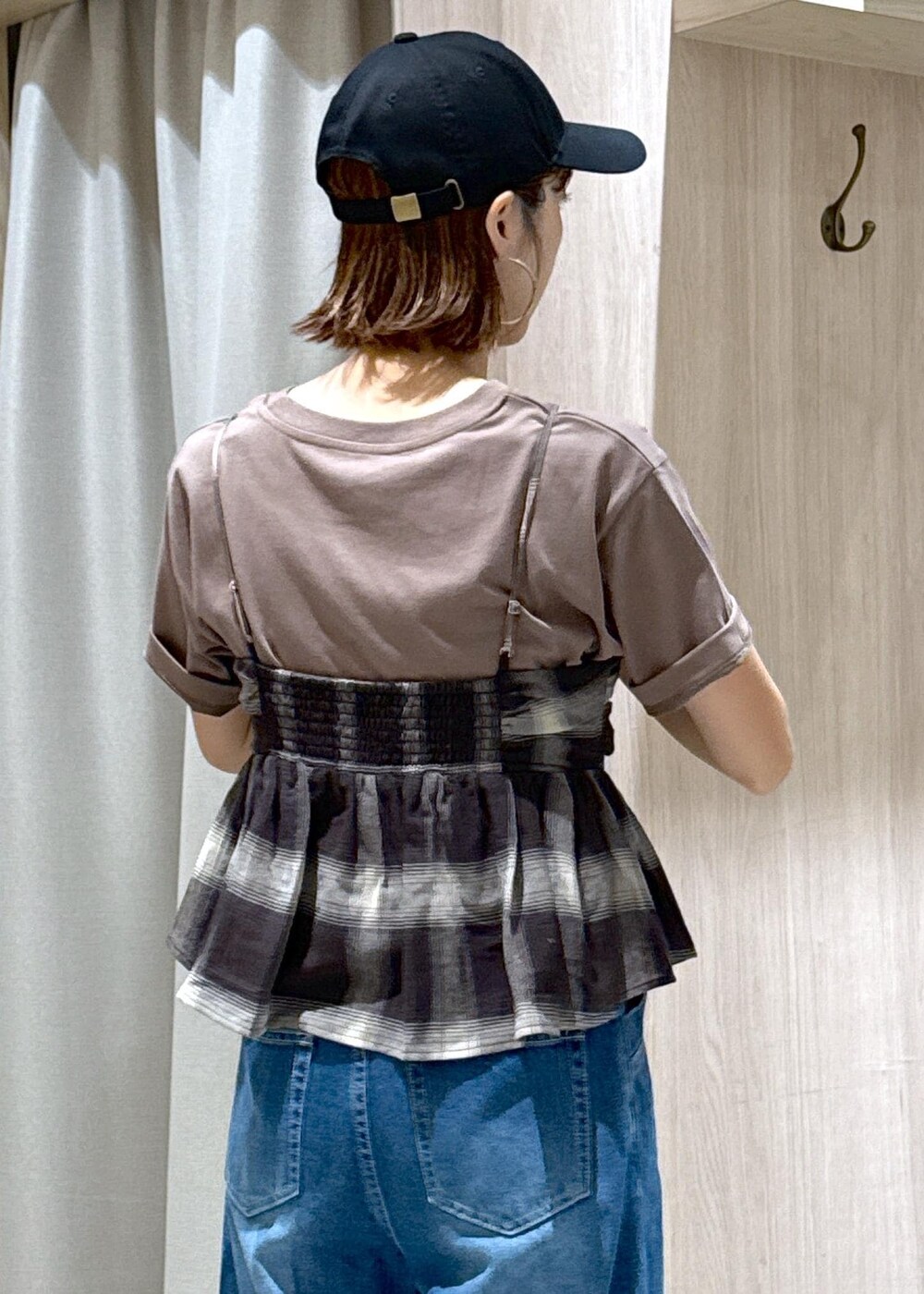 ブラック系のサンダル、ブルー系のデニムパンツ、ブラック系のキャミソールを着用したレディースの夏コーディネートの8枚目の写真