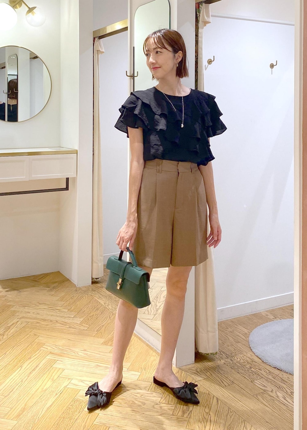 ブラック系のシャツ/ブラウス、ブラウン系のその他パンツ、グリーン系のショルダーバッグを着用したレディースの夏コーディネートの8枚目の写真