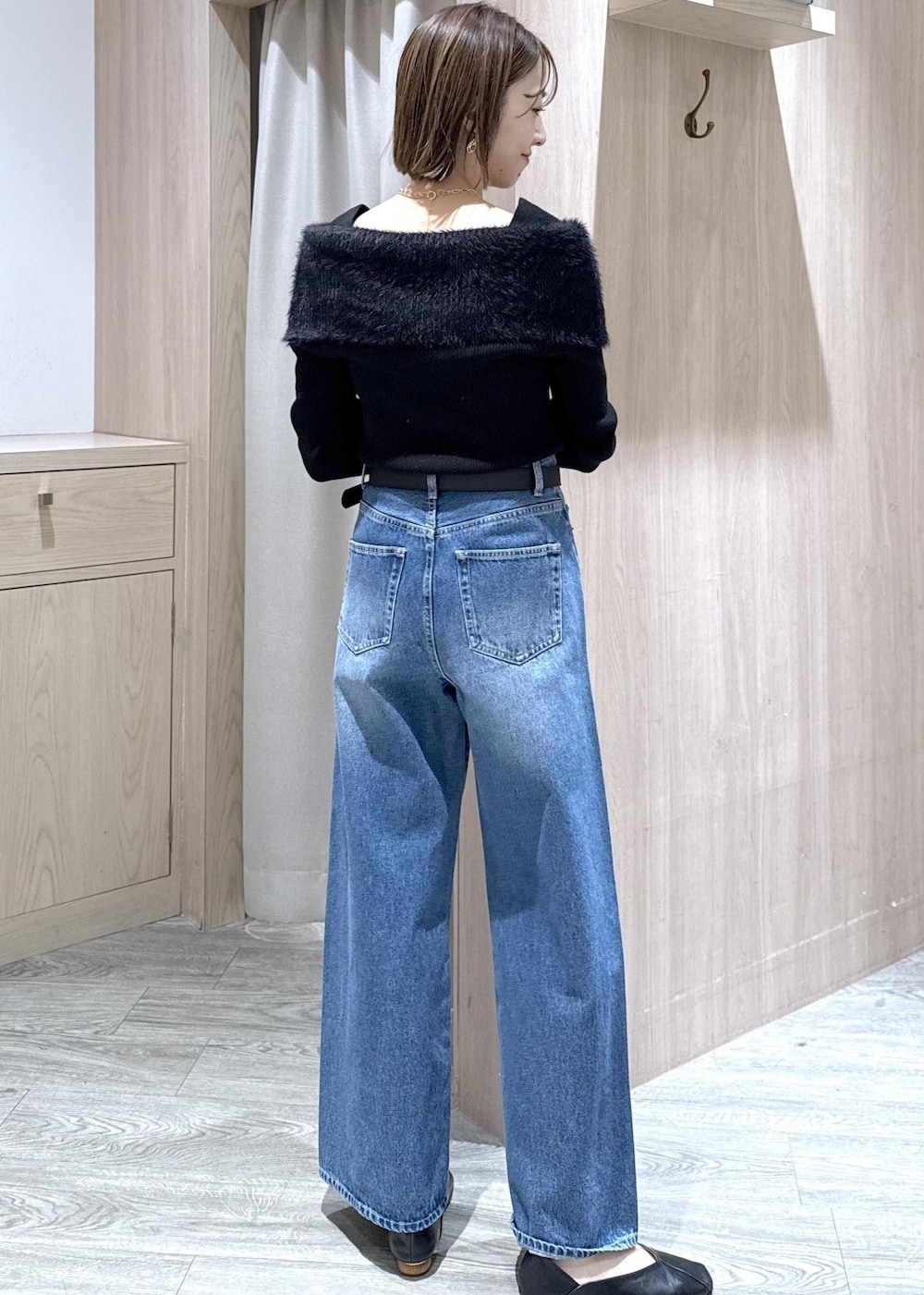 グレー系のその他アウター、ブルー系のデニムパンツ、ブラック系のニット/セーターを着用したレディースの冬コーディネートの9枚目の写真