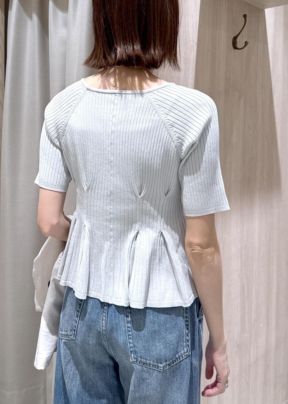 ブルー系のデニムパンツ、ホワイト系のパンプス、ブラック系のショルダーバッグを着用したレディースの春コーディネートの9枚目の写真