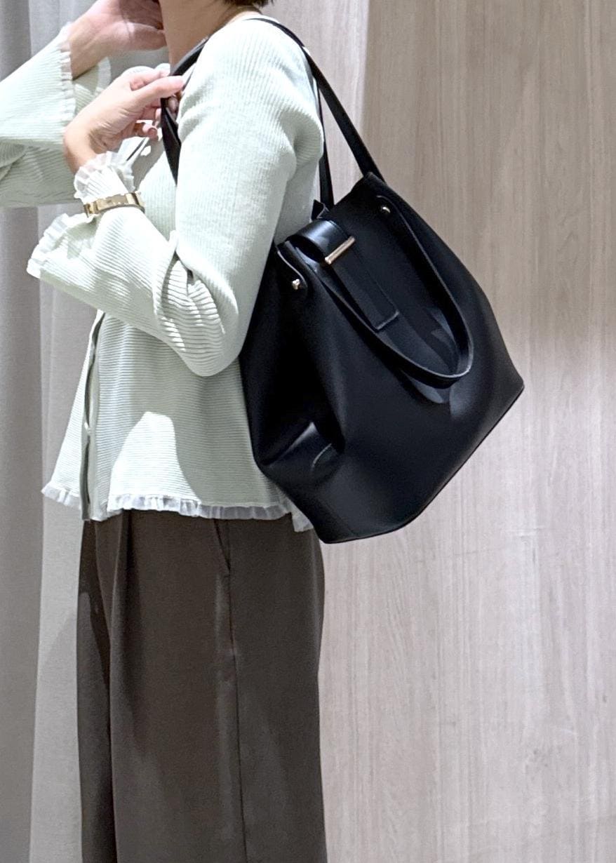 グリーン系のその他パンツ、ブラック系のビジネスバッグ、ブラック系のパンプスを着用したレディースの秋コーディネートの6枚目の写真