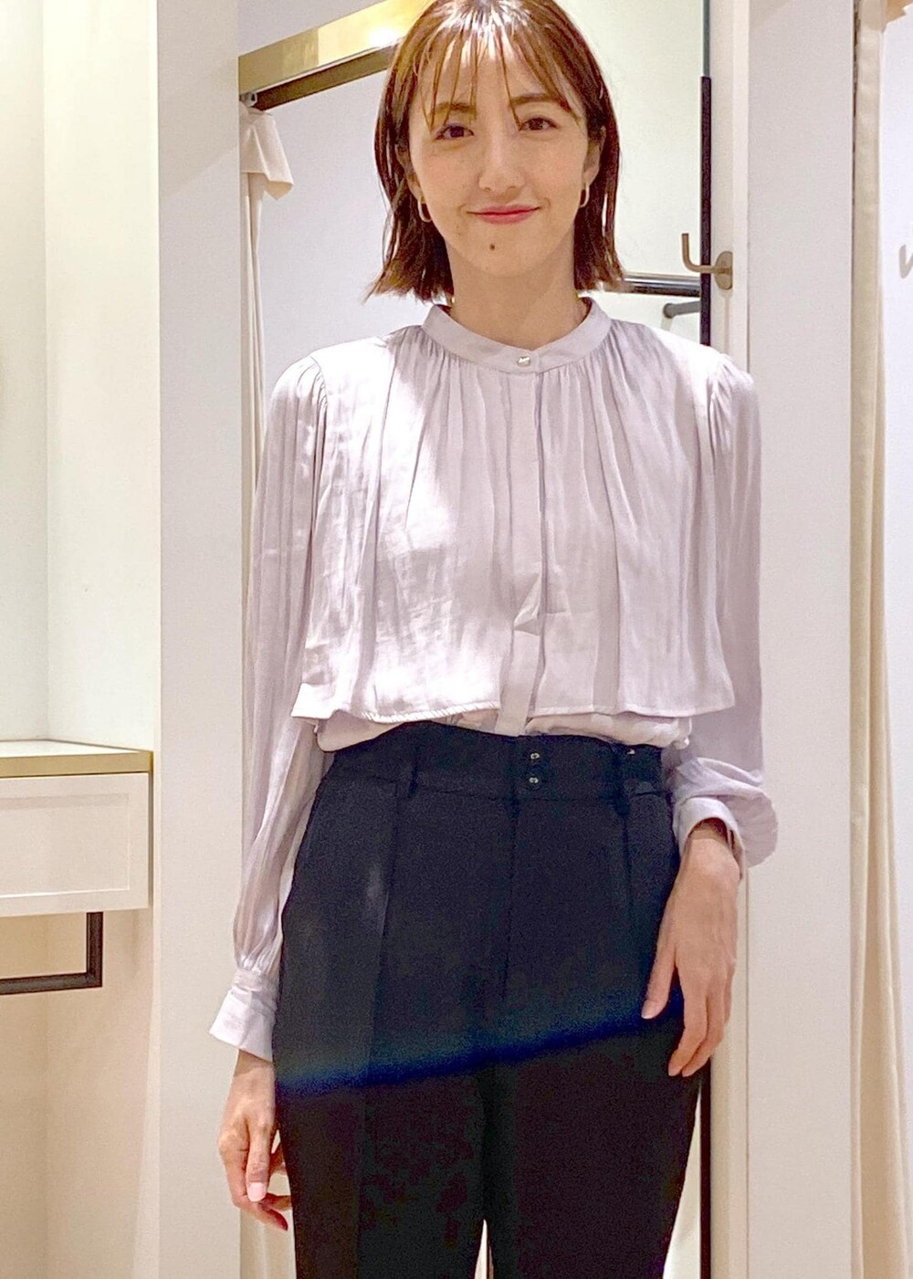 ブラウン系のショルダーバッグ、ブラック系のサンダル、ブラック系のスラックスを着用したレディースの秋コーディネートの8枚目の写真