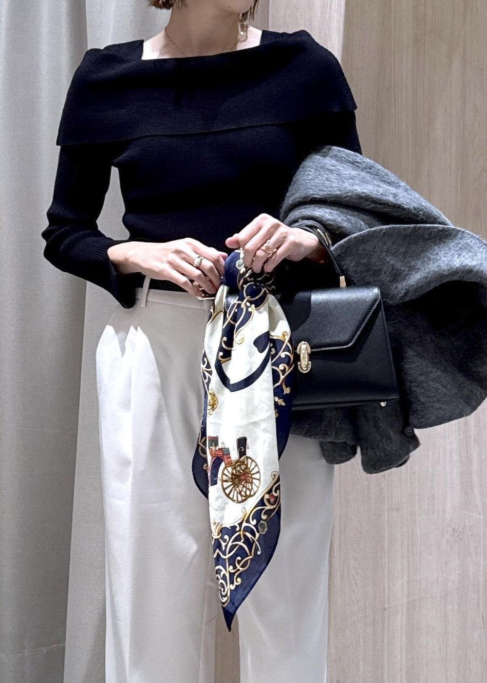 ブラック系のニット/セーター、グレー系のブルゾン、ブラック系のハンドバッグを着用したレディースの冬コーディネートの3枚目の写真