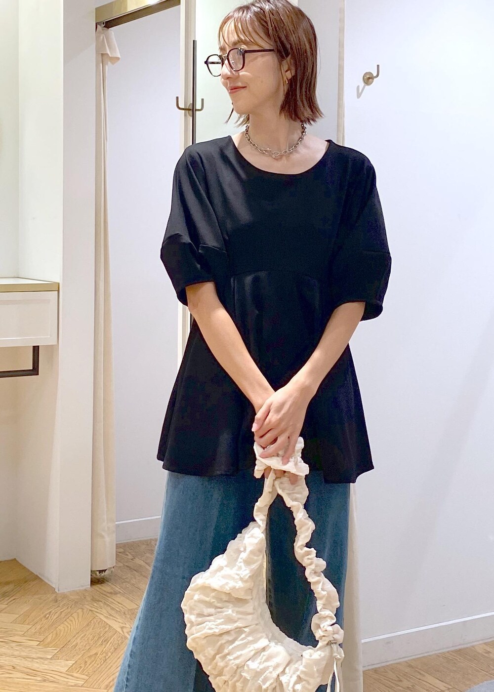 その他のサンダル、ブラック系のTシャツ/カットソー、ブルー系のデニムパンツを着用したレディースの秋コーディネートの6枚目の写真