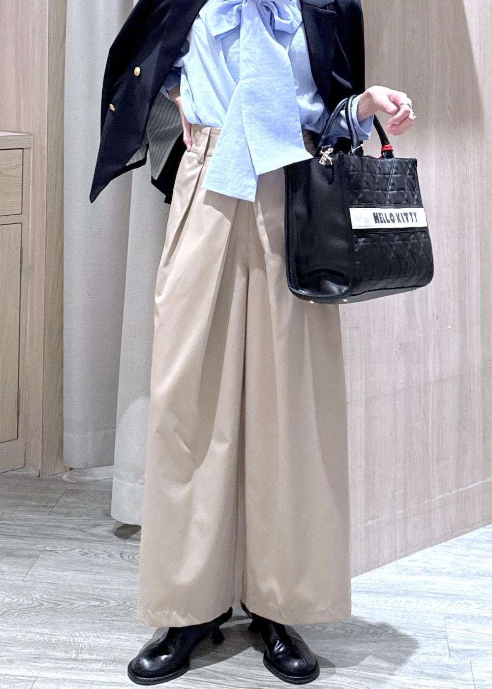 ブルー系のテーラードジャケット、ブルー系のシャツ/ブラウス、ベージュ系のその他パンツを着用したレディースの冬コーディネートの5枚目の写真