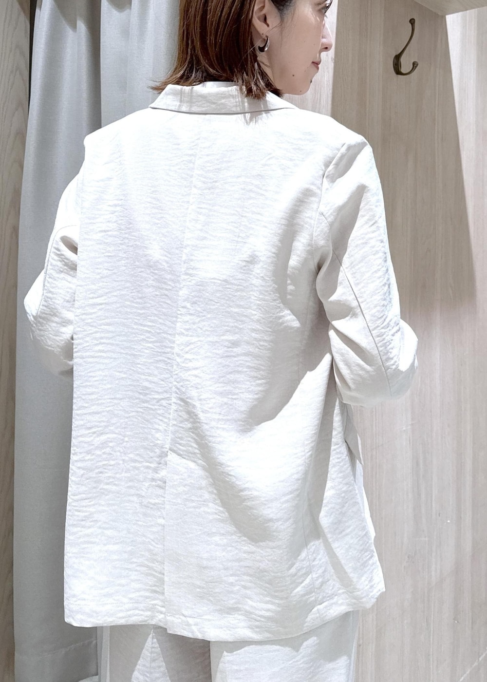 ブラック系のショルダーバッグ、ブラック系のパンプス、ホワイト系のシャツ/ブラウスを着用したレディースの春コーディネートの6枚目の写真