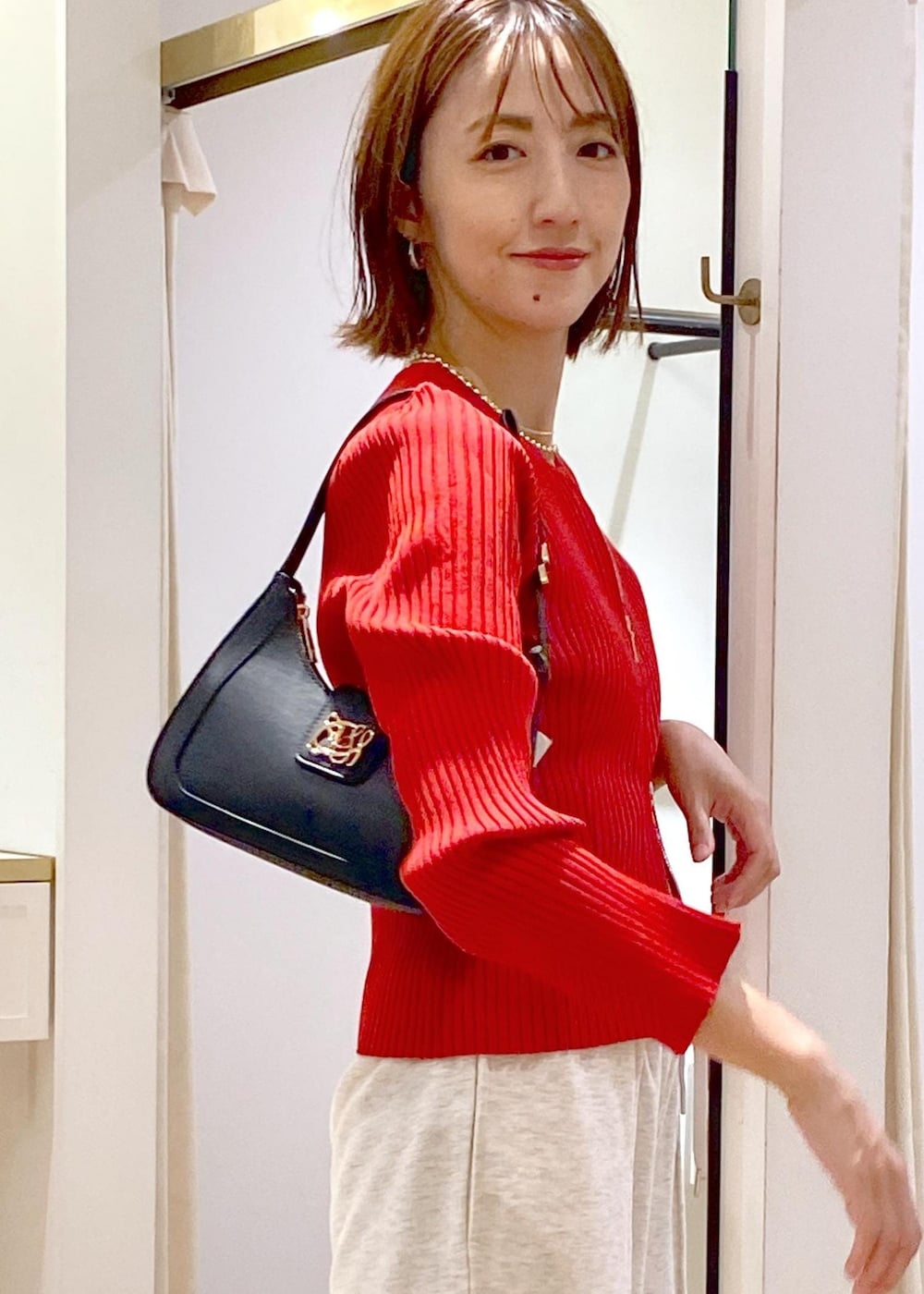 ブラック系のキャミソール、ブラック系のハンドバッグ、ホワイト系のその他パンツを着用したレディースの秋コーディネートの7枚目の写真