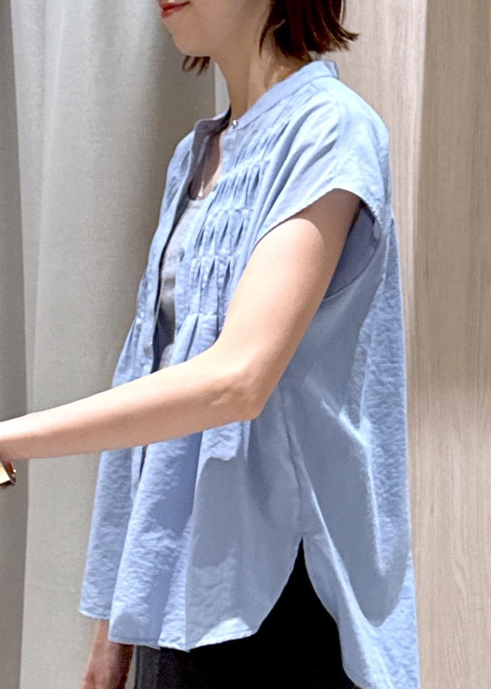 グレー系のタンクトップ、ホワイト系のテーラードジャケット、ブラック系のトートバッグを着用したレディースの夏コーディネートの9枚目の写真