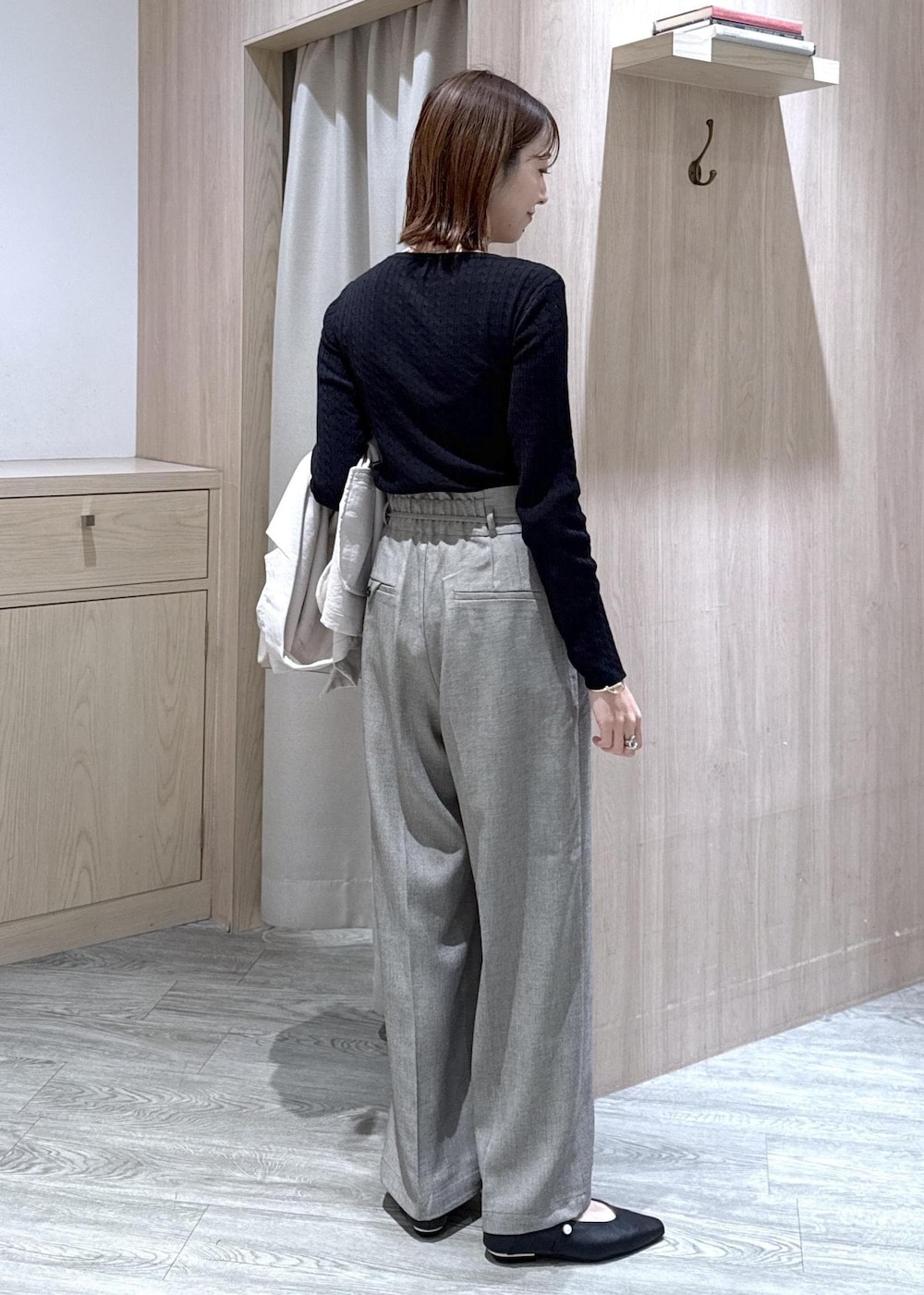 ブラック系のパンプス、グレー系のその他パンツ、ホワイト系のテーラードジャケットを着用したレディースの春コーディネートの6枚目の写真