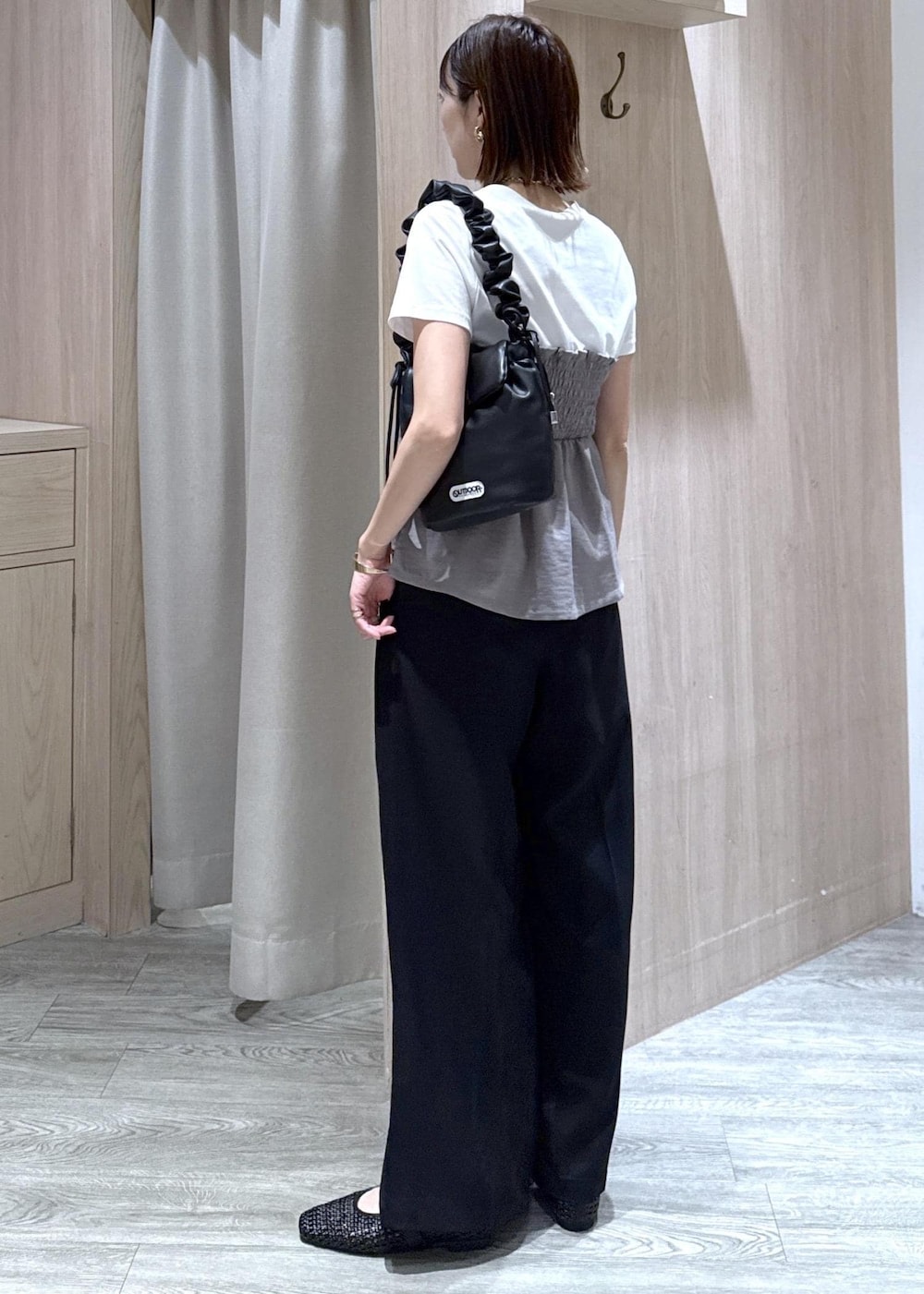 グレー系のTシャツ/カットソー、ブラック系のショルダーバッグ、ブラック系のその他パンツを着用したレディースの夏コーディネートの4枚目の写真