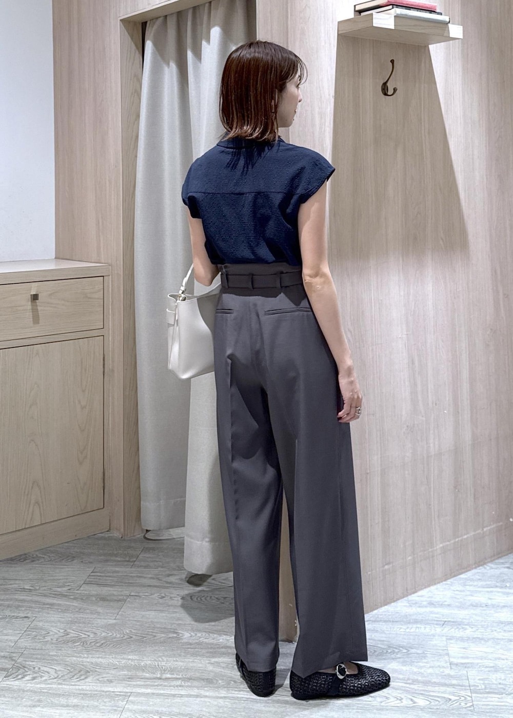 グレー系のその他パンツ、ブラック系のパンプス、ベージュ系のショルダーバッグを着用したレディースの夏コーディネートの3枚目の写真