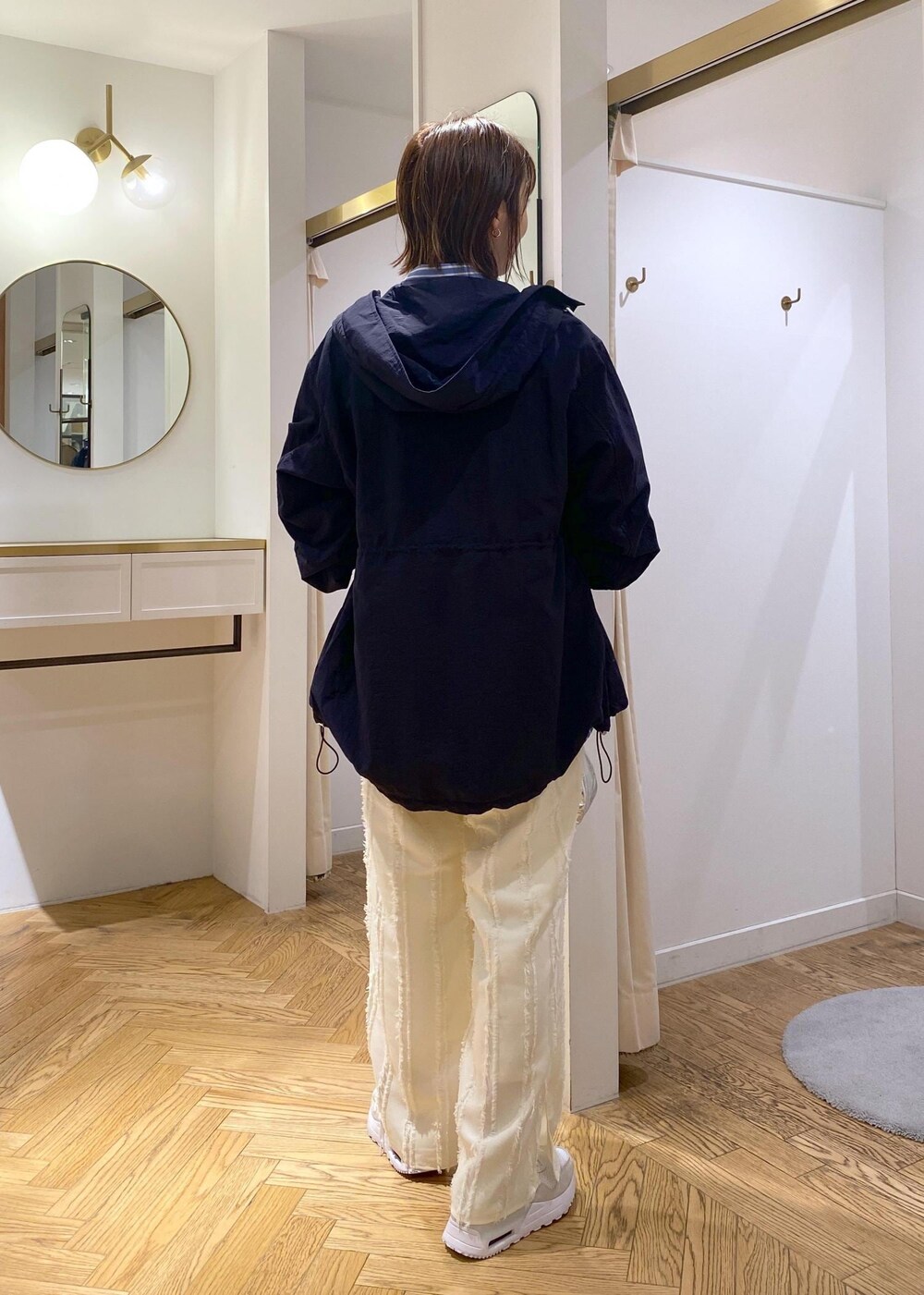 ホワイト系のキャミソール、ブルー系のシャツ/ブラウス、ブルー系のマウンテンパーカーを着用したレディースの春コーディネートの2枚目の写真