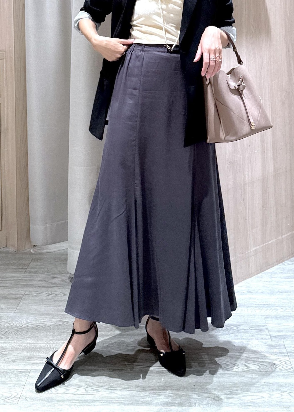 ブラック系のパンプス、ブラック系のテーラードジャケット、ベージュ系のショルダーバッグを着用したレディースの秋コーディネートの6枚目の写真