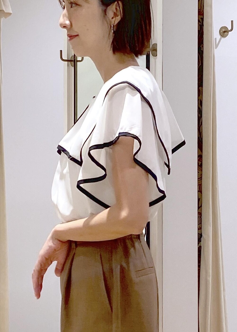 ブラック系のサンダル、ブラック系のショルダーバッグ、ブラウン系のその他パンツを着用したレディースの夏コーディネートの8枚目の写真