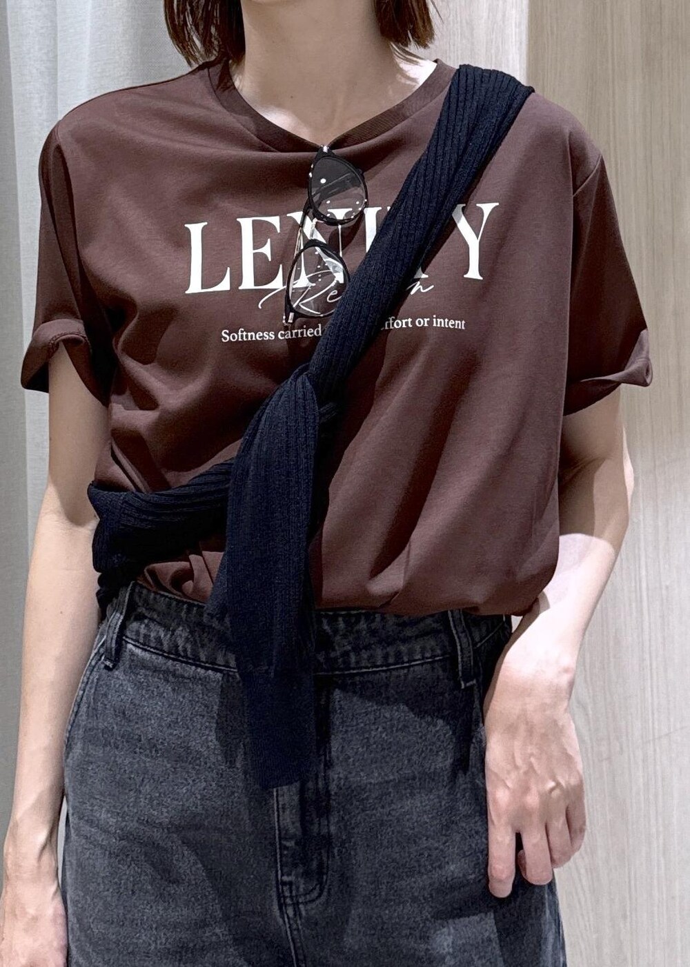 ブラック系のデニムパンツ、ブラック系のショルダーバッグ、ブラック系のカーディガン/ボレロを着用したレディースの夏コーディネートの6枚目の写真