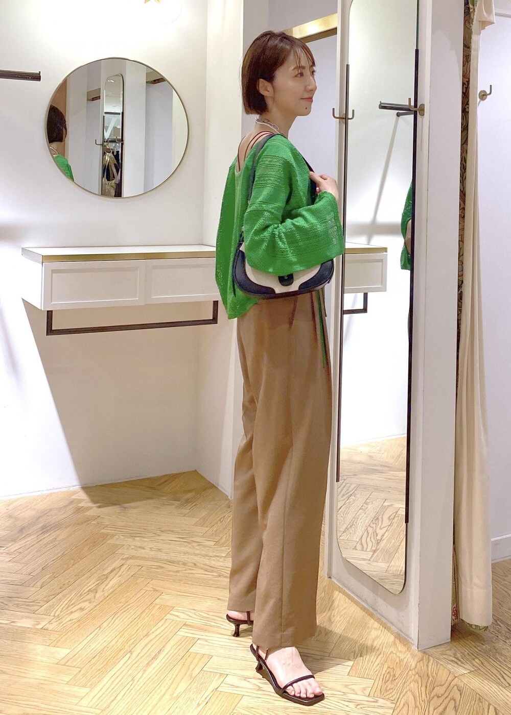 ブラック系のサンダル、ブラック系のキャミソール、ブラック系のショルダーバッグを着用したレディースの夏コーディネートの3枚目の写真